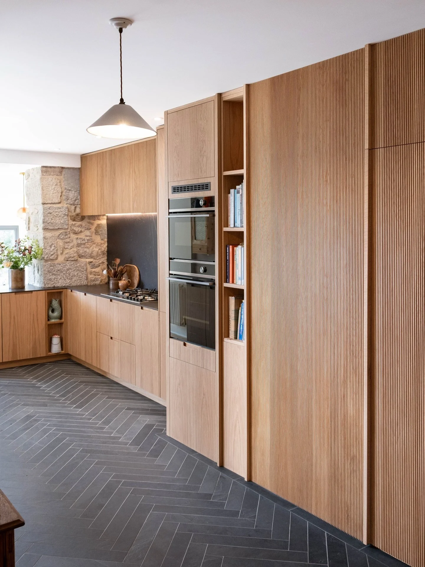 A stunning kitchen in a beautifully renovated townhouse at the top of Penzance. 

This kitchen has it all. Large amounts of storage including drawer pull outs, spice pull outs, hidden bin &amp; floor to ceiling units. Some beautiful appliances from F