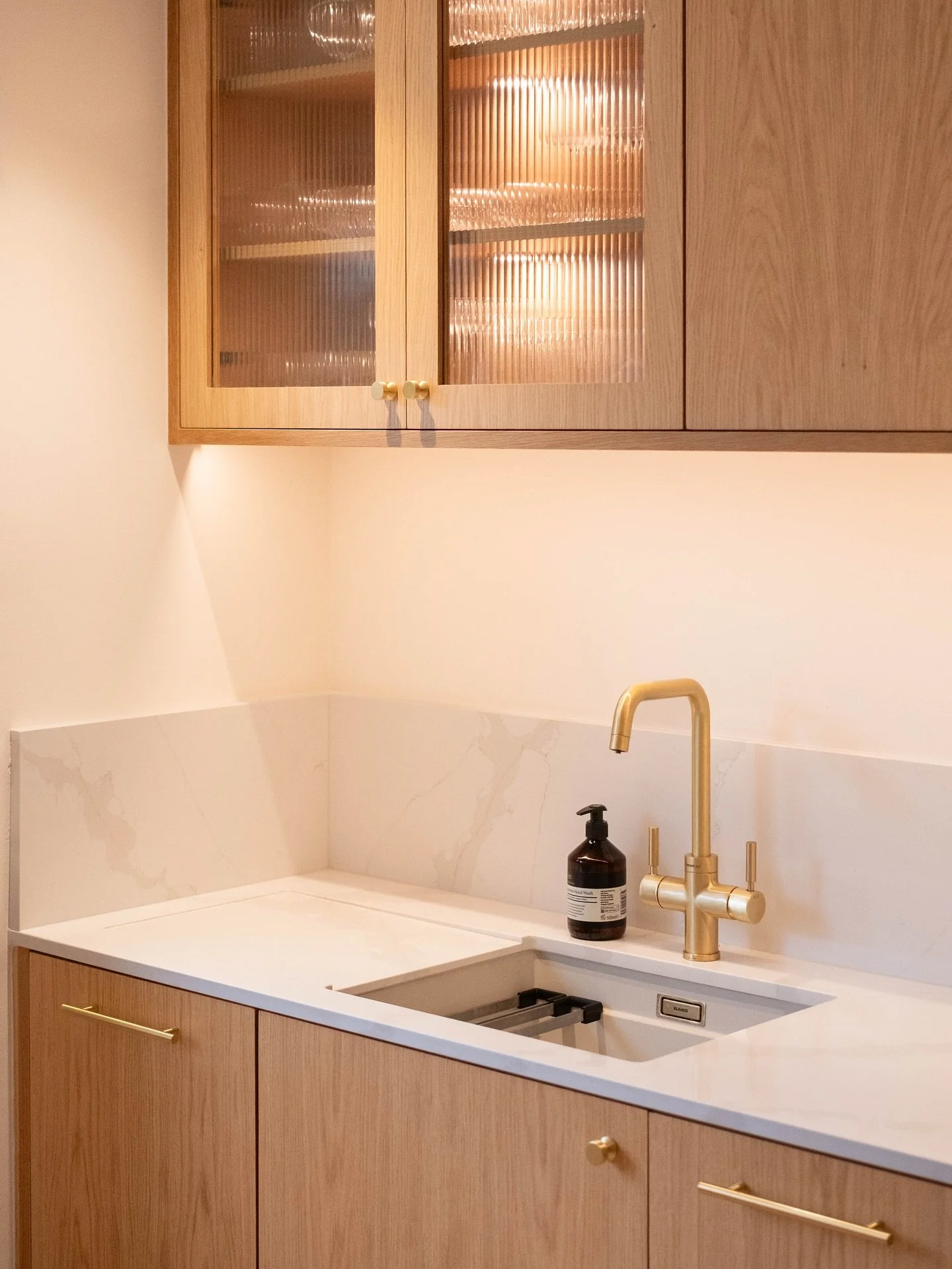 A newly finish project. In these photos you can see:
Slab crown cut oak doors
Quartz worktops and half height back panels
Brass handles, sink waste and tap
Reeded glass doors
Recessed drainer
Unit lighting

#design #supply #install #meadowskitchens #