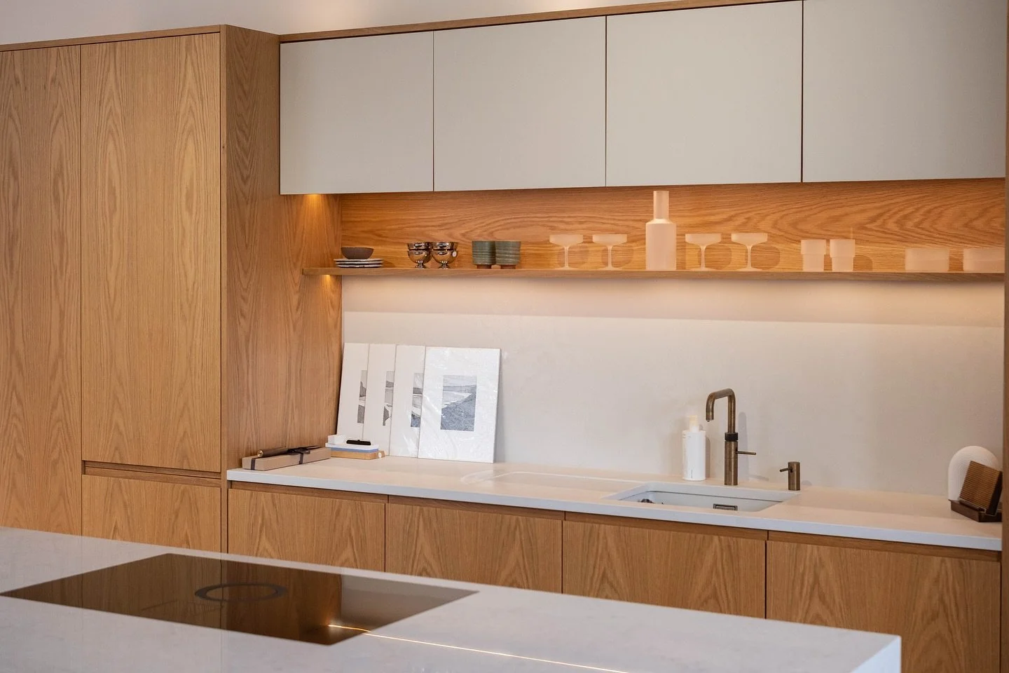 This area has it all. Large amounts of storage including drawer pull outs, spice pull outs, hidden bin. Some beautiful appliances from Elica and Samsung, Quooker boiling water tap, quartz worktops, beautiful mix of crown cut European oak doors and so