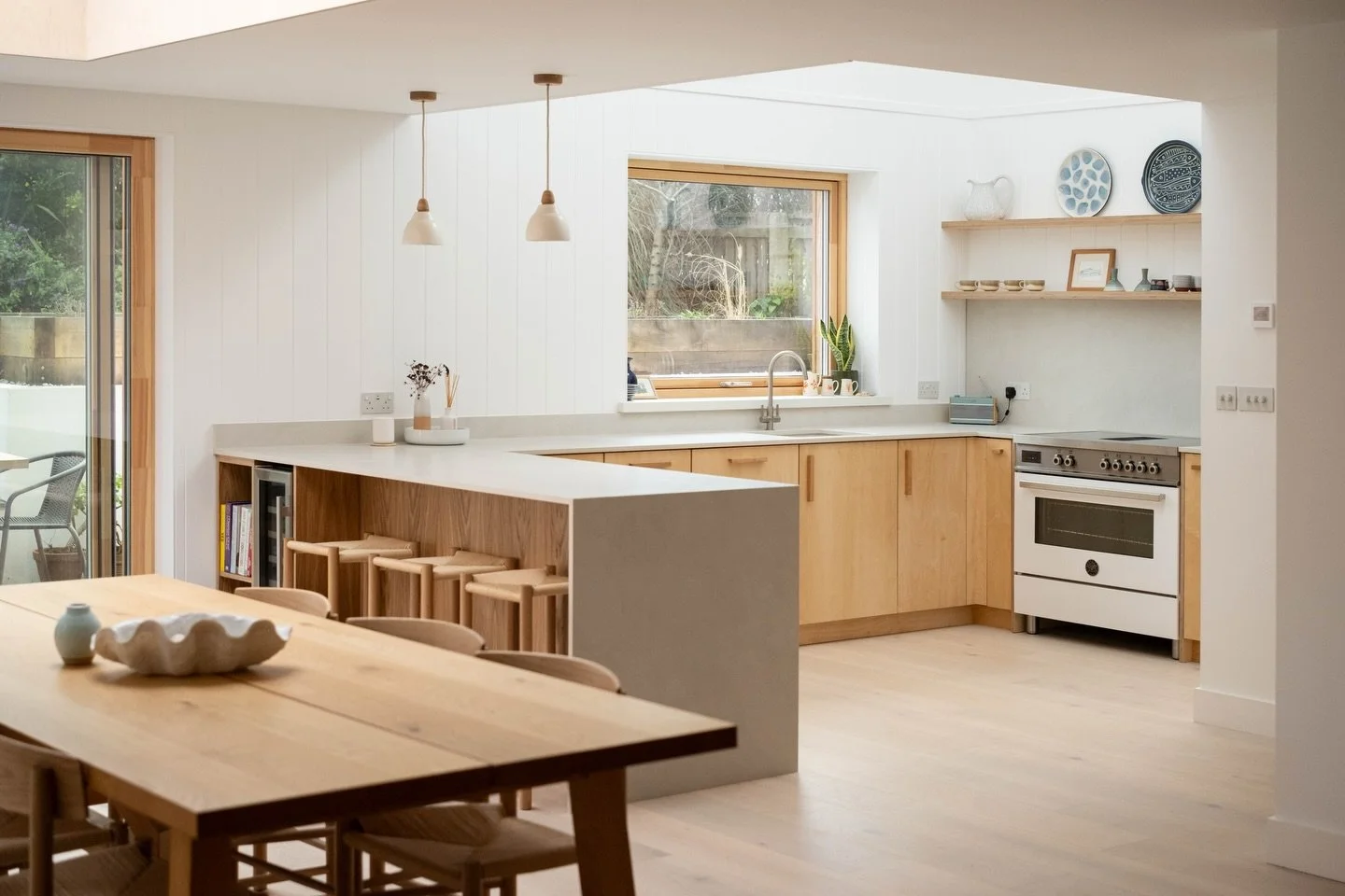 Some finer details of this kitchen project. Mitred panels, recessed lighting, internal oak drawers and basket pull outs, floating shelving and a mix of oak and birch give a beautiful finish. 

#design #supply #install #meadowskitchens #kitchen #kitch
