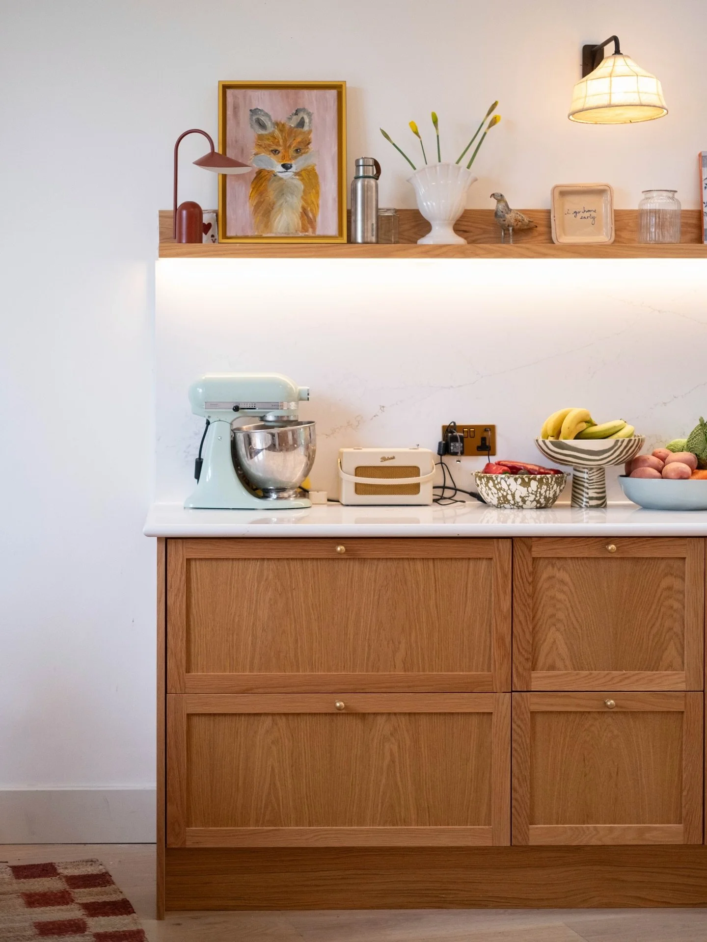 Our 40mm solid oak shaker doors and drawers looking beautiful in this space. 

All drawer boxes and carcasses were made in the same American Oak - a great choice for kitchen units and doors as it is known for its sustainability, durability and beauti