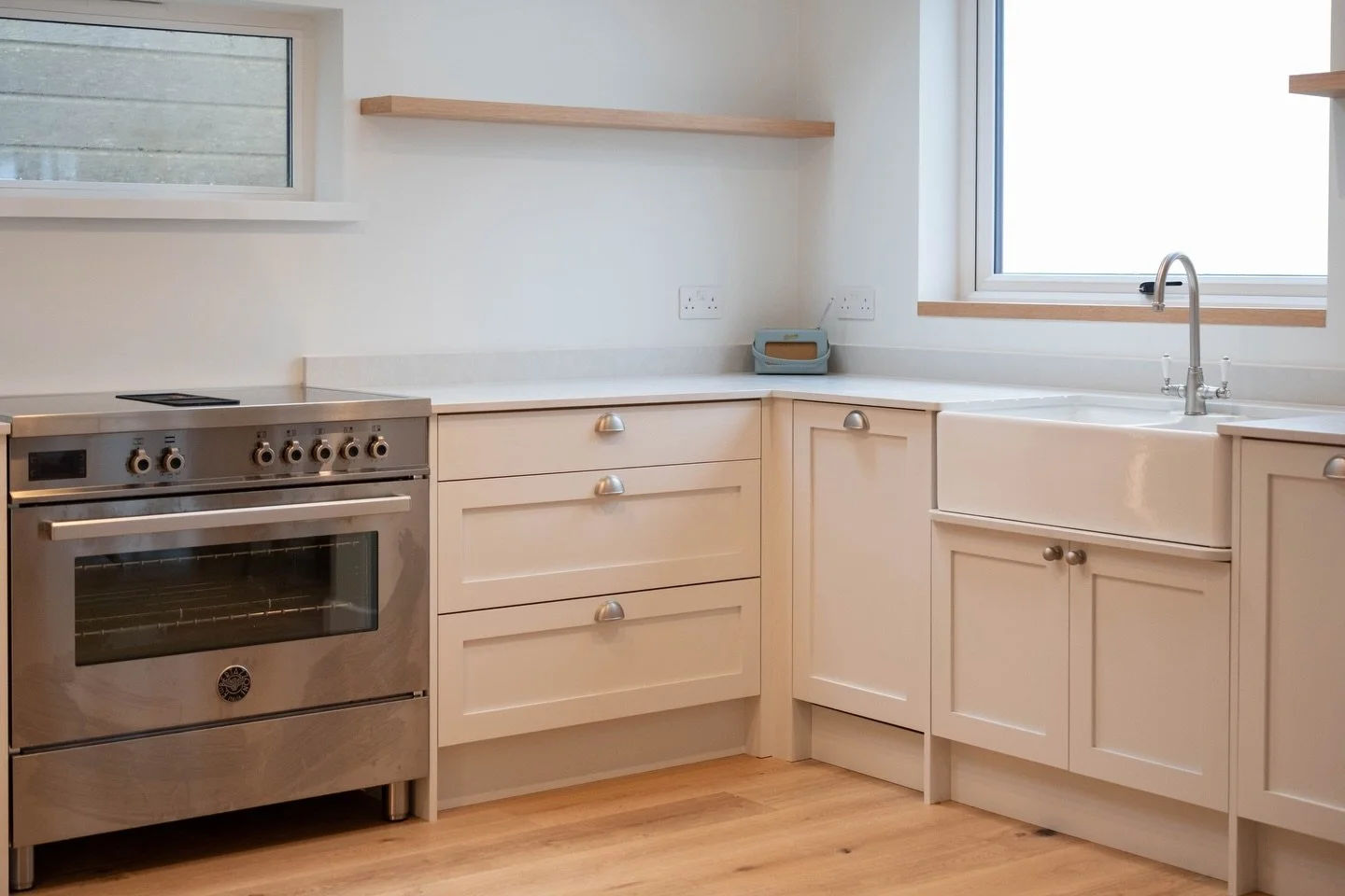 A few final imagines of this shaker kitchen, made with a blend of our 22mm solid ash shaker doors, and some beautiful oak.

Dekton worktops, ceramic butler sink, solid oak moveable island all sit perfectly together on this beautiful project by @samue