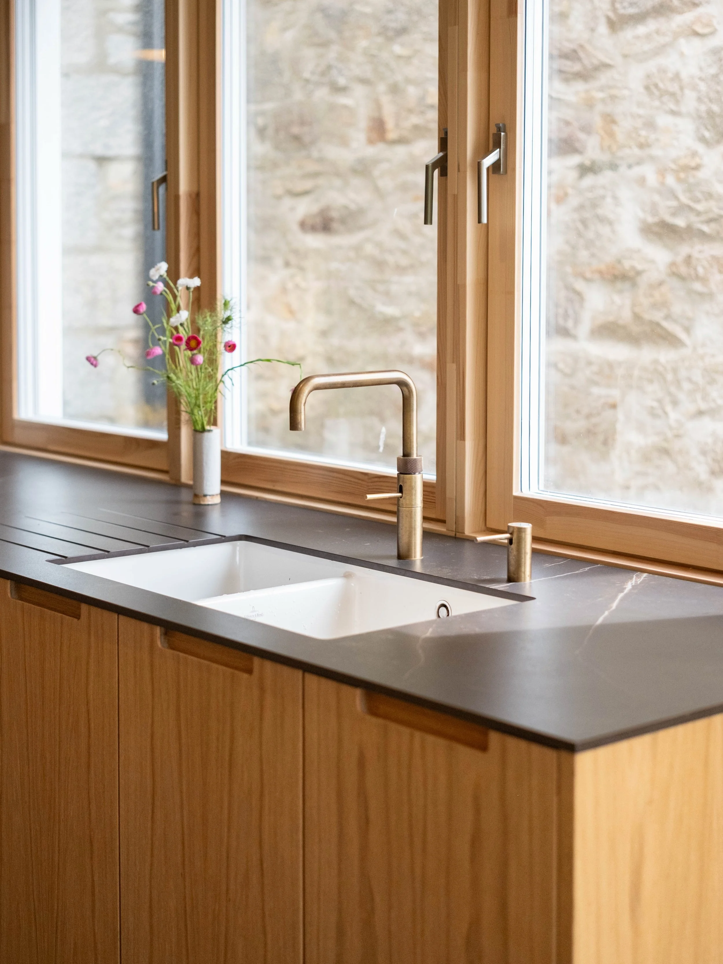We ensure all the materials used in our kitchens are the highest quality, which is exactly what makes our kitchens last.

Every element of this one was chosen to stand the test of time. A Quooker tap in patinated brass, a living finish that softens a