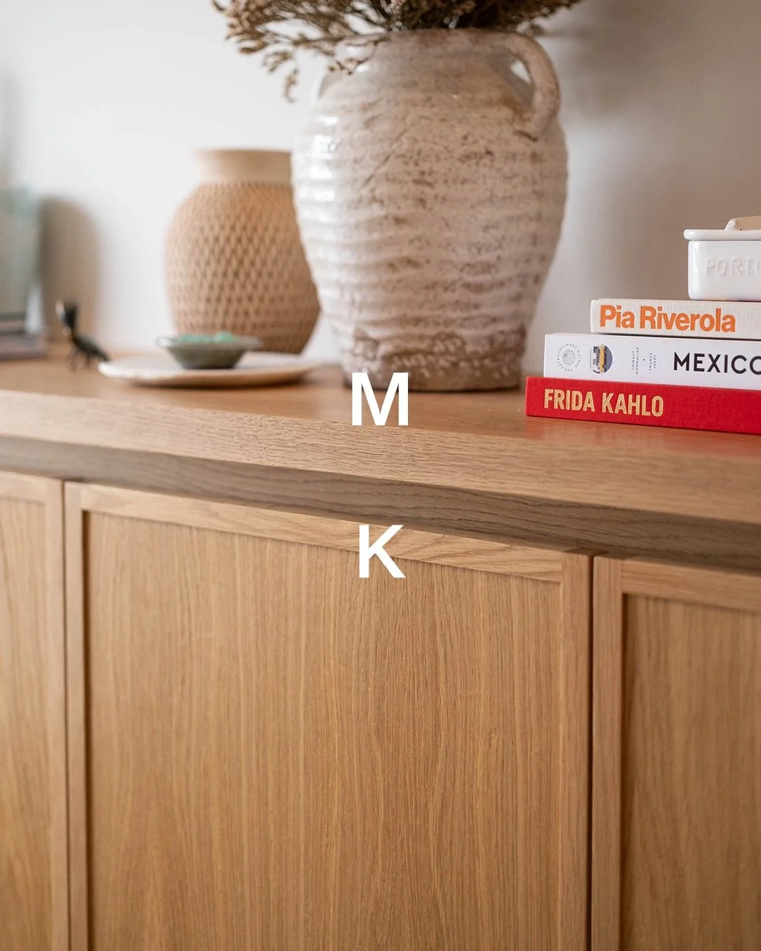 A Handle-less oak unit. We made this one with 22mm thick solid oak skinny shaker doors (with 20mm frames), oak Gola Rail, and oak worktop &amp; shelving for a completely handle free finish. 

More photos to come

#design #supply #meadowskitchens #oak