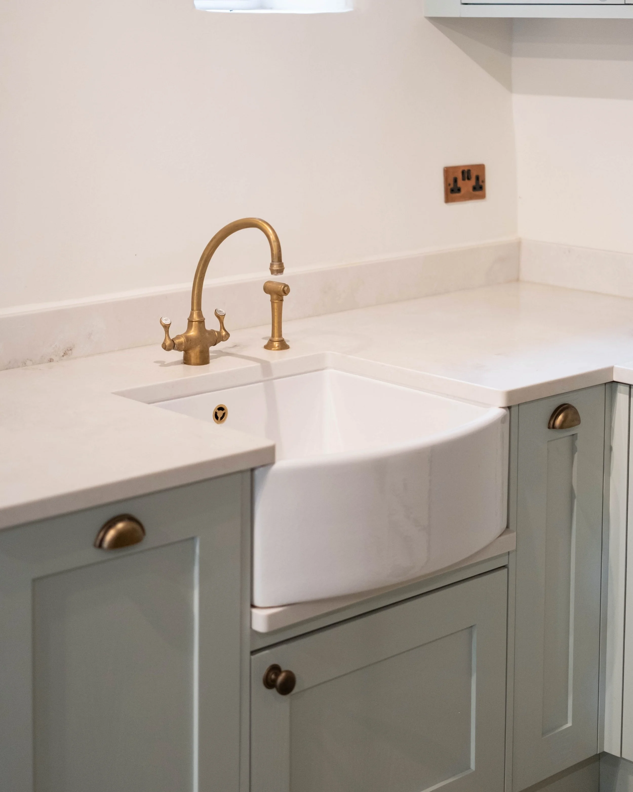 A beautiful bow fronted sink and aged brass tap. 

Since 1897, @shawsofdarwenuk have been manufacturing heavy duty fire clay hand crafted Kitchen Sinks from their Lancashire factory. Each of the sinks is manufactured with cutting edge precision engin