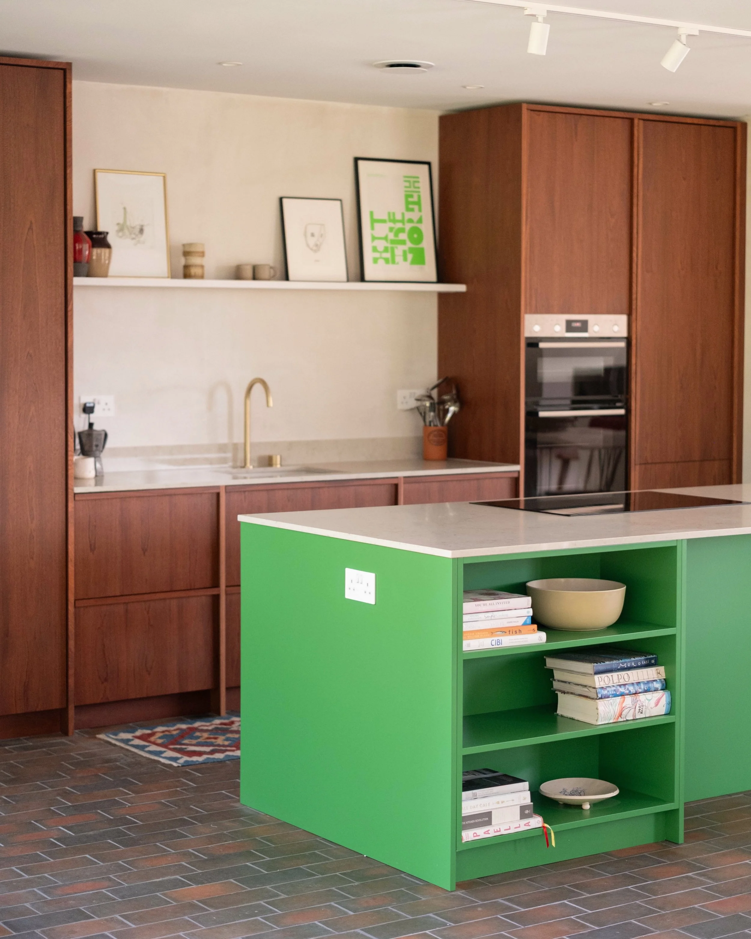 Field House, Pancrasweek

A bright, open plan room in North Cornwall. Bookmatched Sapele runs the full height of the main wall, with dovetailed Sapele drawers hidden inside the larder. The island is painted in @yes.colours Iconic Green with open book