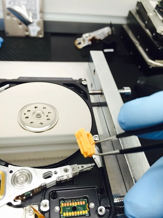 Removing the ramp on this western digital my passport drive to get the heads out. Next we need to have a look and see how bad the damage is 