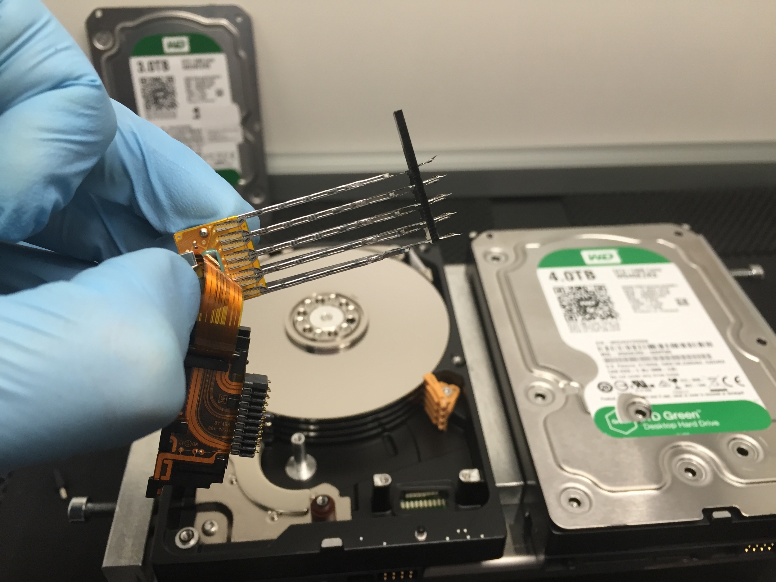 Here we can see the donor heads coming out the 3TB, as we can see they are exactly the same as the 4TB 
