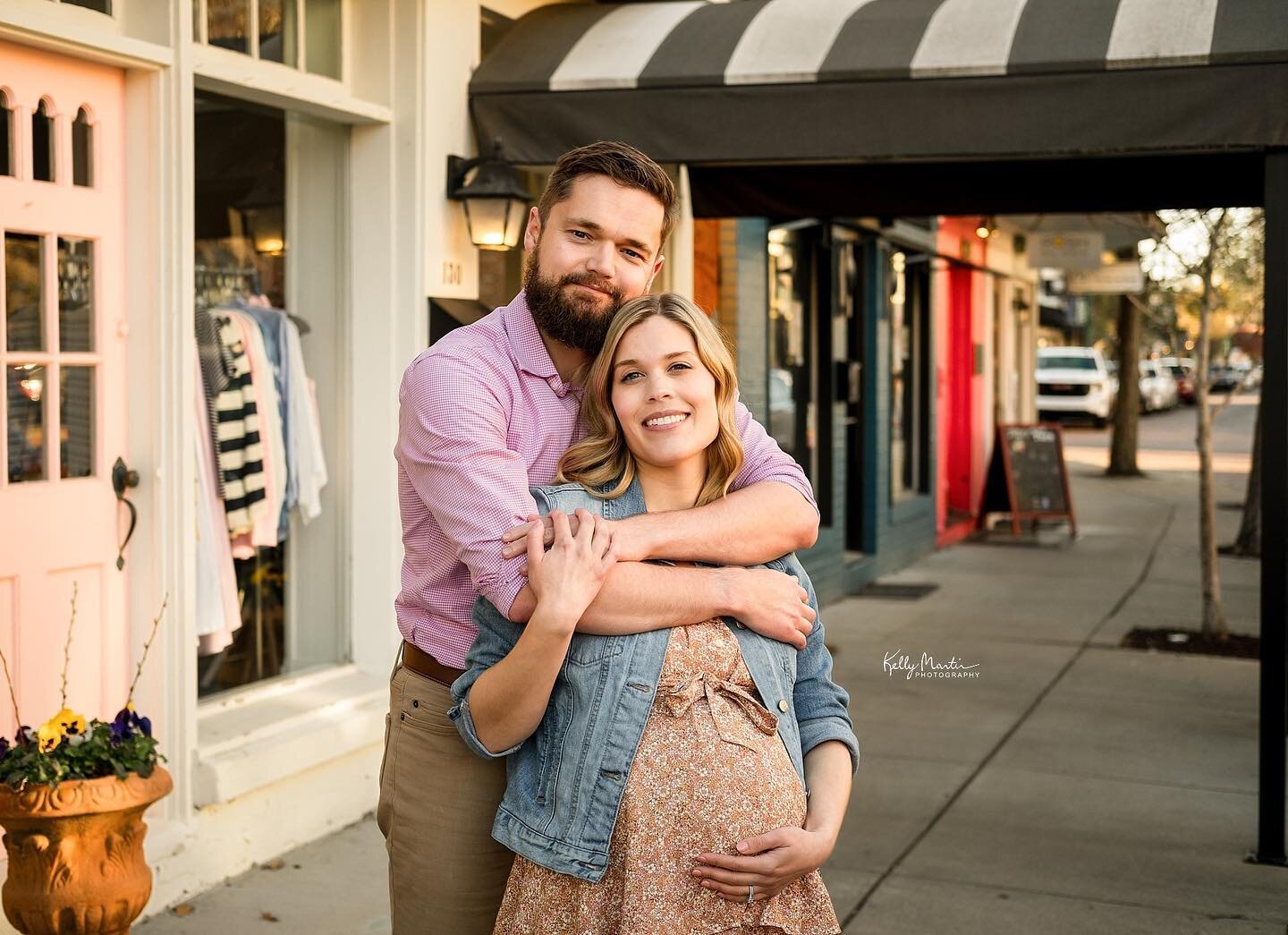 Pink door, pink shirt - you do the math 😉 #kellymartinphotography #indianapolismaternityphotographer #zionsvillematernityphotographer