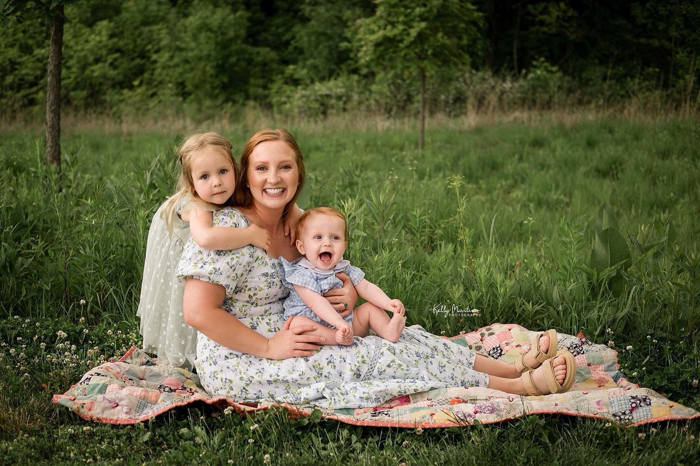 Sticking with the Mothers Day theme with this one 🥰#kellymartinphotography #indianapolisfamilyphotographer #zionsvillefamilyphotographer