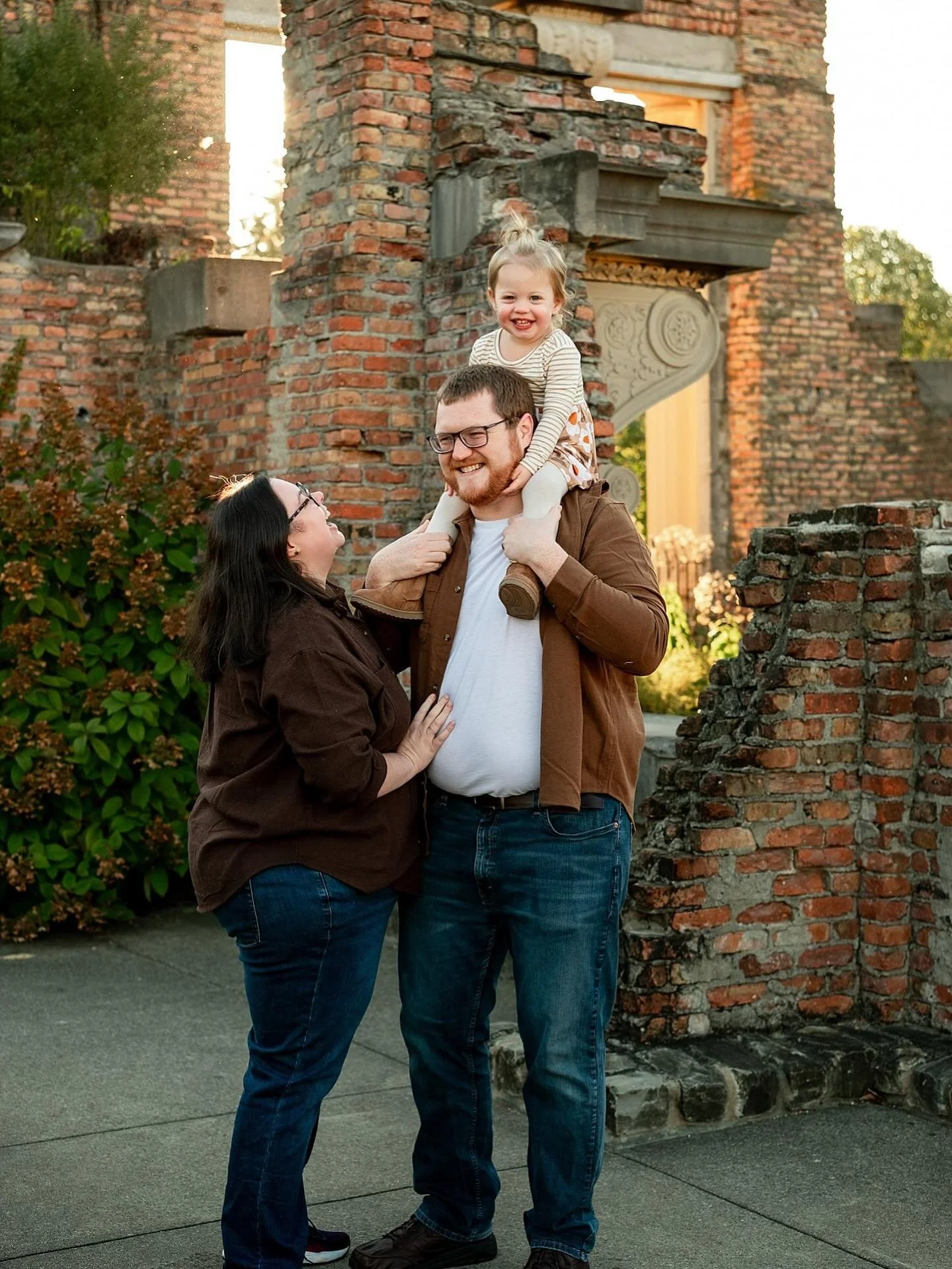 First time ever on dad&rsquo;s shoulders aaaaaand&hellip;&hellip;I think she loves it 🤣 #kellymartinphotography #indianapolisfamilyphotographer #zionsvillefamilyphotographer