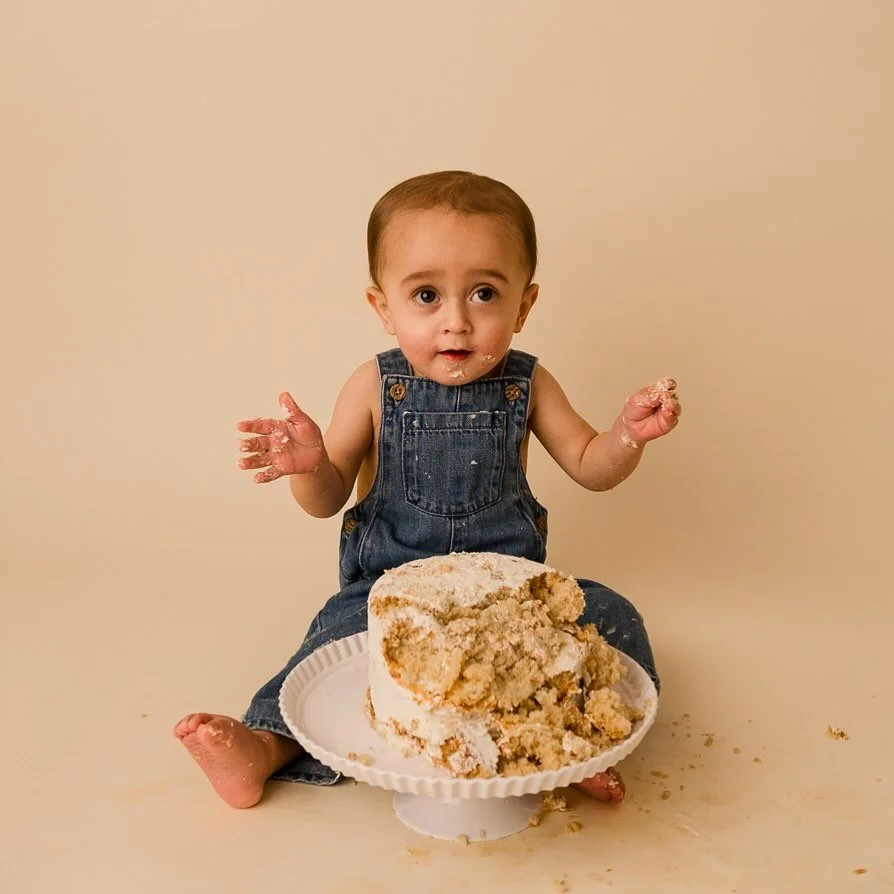 Putting on a cake smash clinic today #Kellymartinphotography #indianapolisfamilyphotographer #zionsvillefamilyphotographer #zionsvillephotographystudio