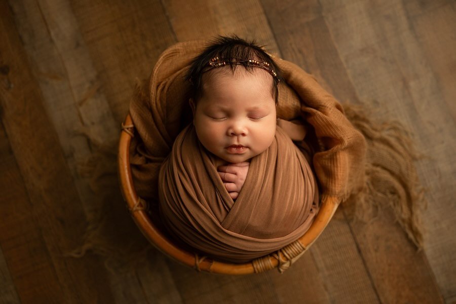 ChatGPT thought terracotta, cream, plum and dusty rose would work best with baby girl&rsquo;s skin tone.  Not gonna lie - AI was right 😀 #kellymartinphotography #indianapolisnewbornphotographer #zionsvillenewbornphotographer #zionsvillephotographyst