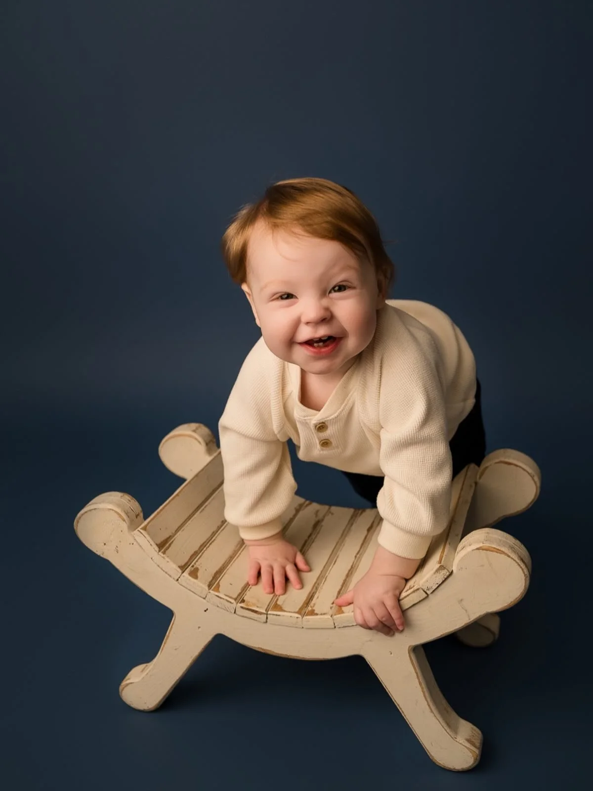 I don&rsquo;t pull out the blue very often but I&rsquo;m liking the pop of color for this little redhead 💙 #kellymartinphotography #zionsvillefamilyphotographer #zionsvillephotographystudio