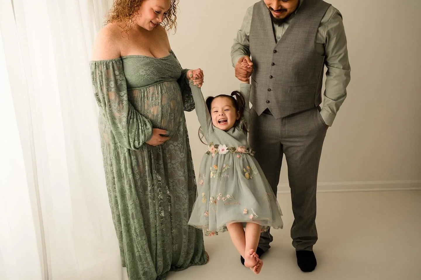 Someone is excited about a new member of the family coming soon 😀#kellymartinphotography #indianapolisfamilyphotographer #zionsvillefamilyphotographer #zionsvillephotographystudio #zionsvillematernityphotographer