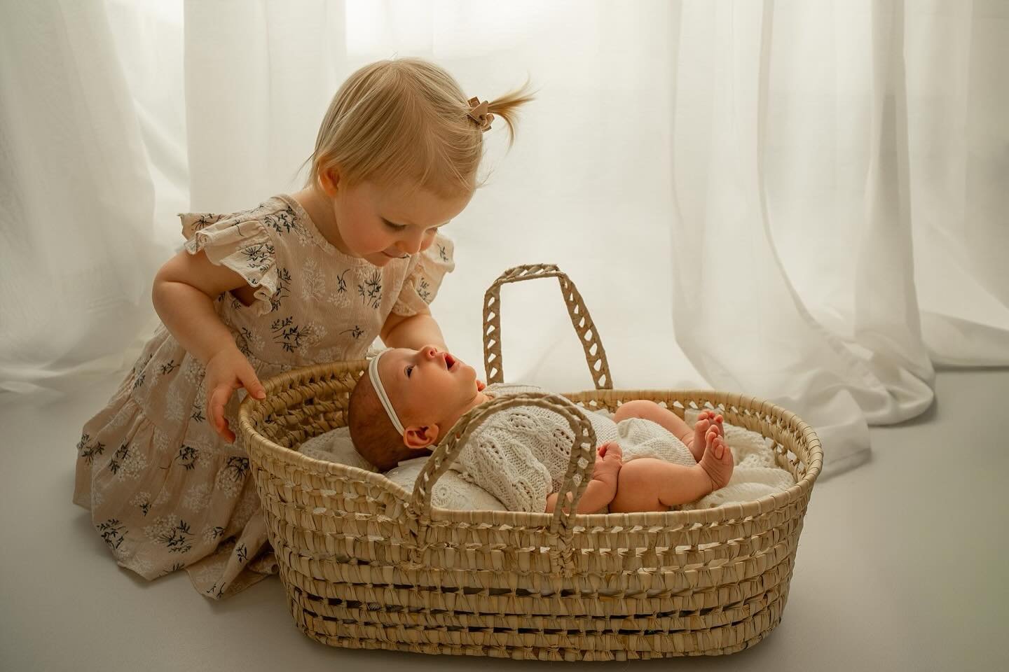 Little sis already looking up to big sis 🥰 #kellymartinphotography #indianapolisnewbornphotographer #zionsvillenewbornphotographer #zionsvillephotographystudio