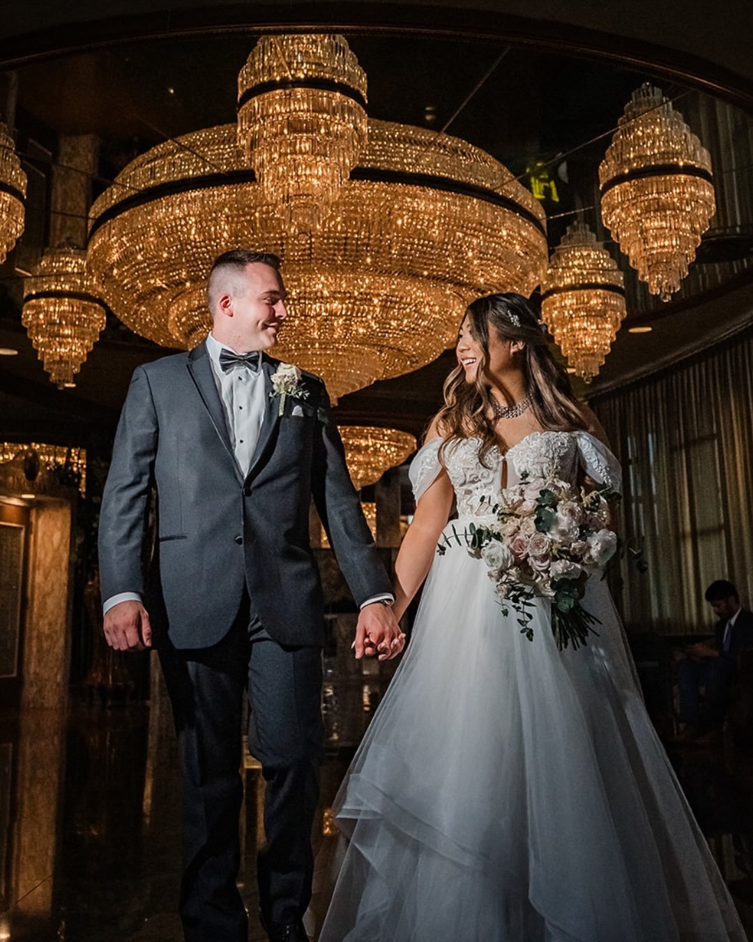 Can I tell you a quick story about one of the sweetest moments I&rsquo;ve ever photographed at a wedding? 🥹
Swipe to see how it unfolds&hellip;
And tell me&hellip; what song do you think it was? 🎶⬇️

Nicole and Chad Wedding

DJ: Dj Leo @leoseventpl