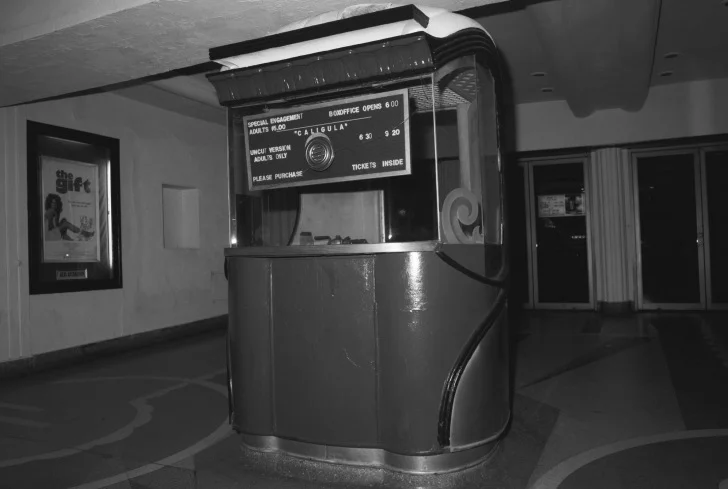 From Airport to City: Moody Photos of 1980s Los Angeles at Night