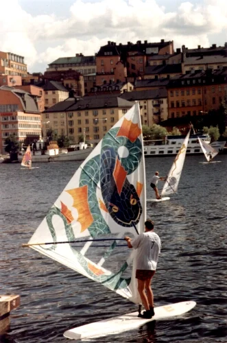 VATTENDRAKE brädsegel som jag målat med akrylfärg på segeldukens båda sidor. Under Vattenfestivalen i augusti 1994 anordnade Konstnärscentrum Öst och Farsta brädseglingsklubb tävlingar på Riddarfjärden. Jag vann andra pris i klassen "snyggast dekorerade segel" med min drake. Konstnärer med atelje i Enkehuset hade målat sju av de tjugo segel som deltog.