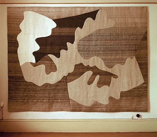 APPLIKATION eget utförande Statens Konstråd beställde den till Infanteriets Stridskola. Storlek ca 290x220cm1966