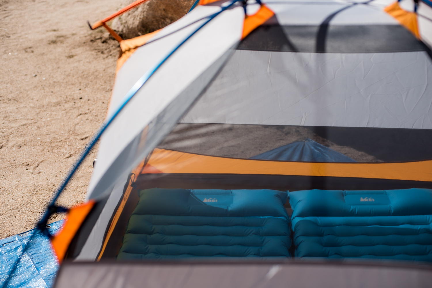  Breezy mesh allows air flow to keep the tent cool during warm days. 