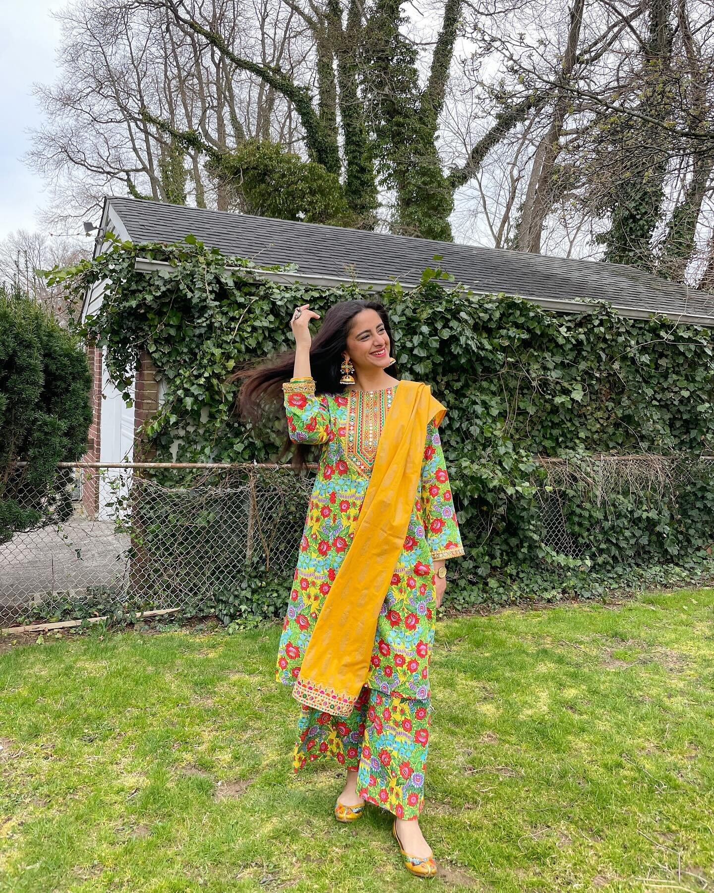 Florals? For spring? Groundbreaking.

Love this outfit from @myrangja 💛