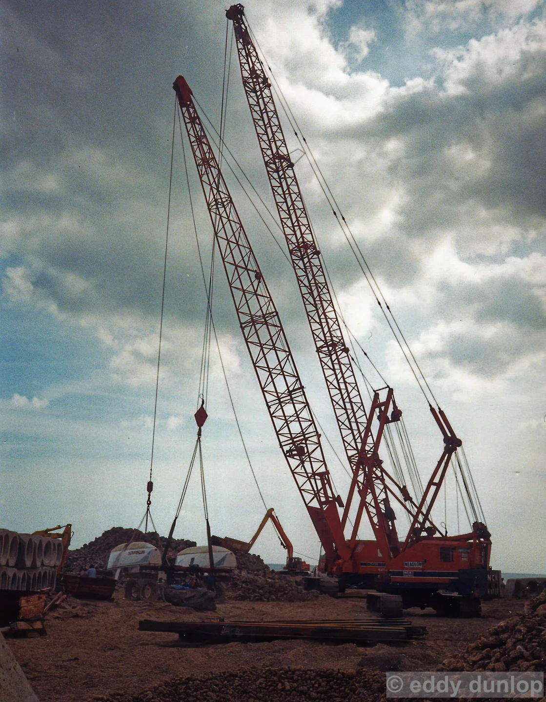 two cranes, luckely working on the quay of the harbour, will help us the next afternoons