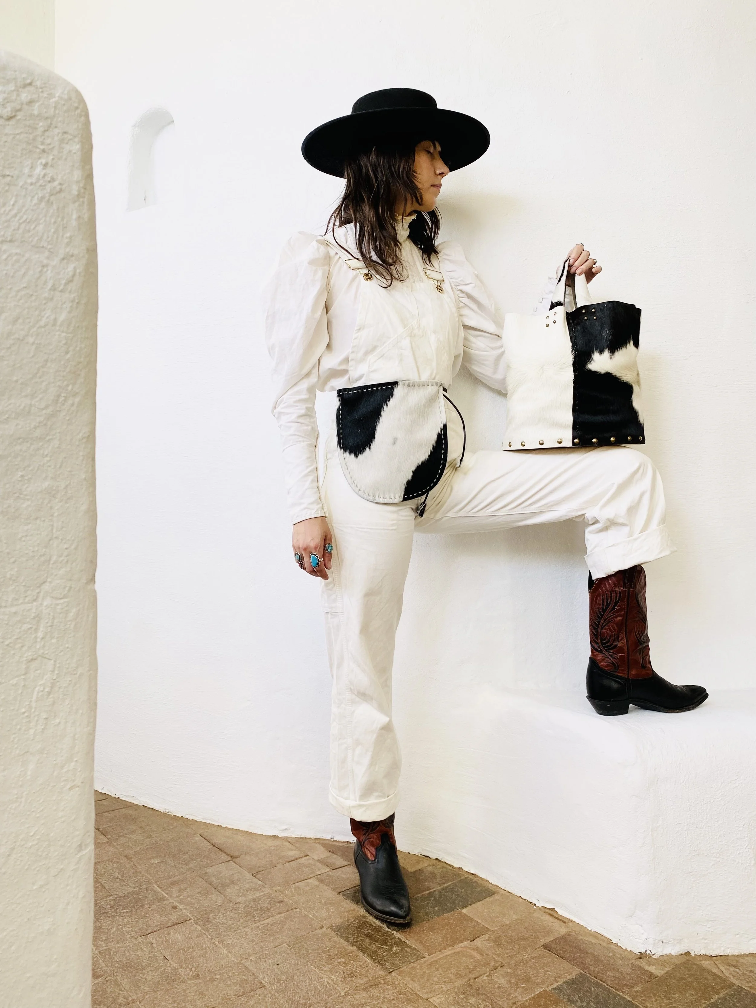ショルダーバッグ・ポシェット +DEINET+ POM POM FUR BACKPACK IN MOCHA KDTUD4WC111 DESERT MINIMALIST PORTAL BAG COWFUR ✜ PRE ORDER — IDA+MOON