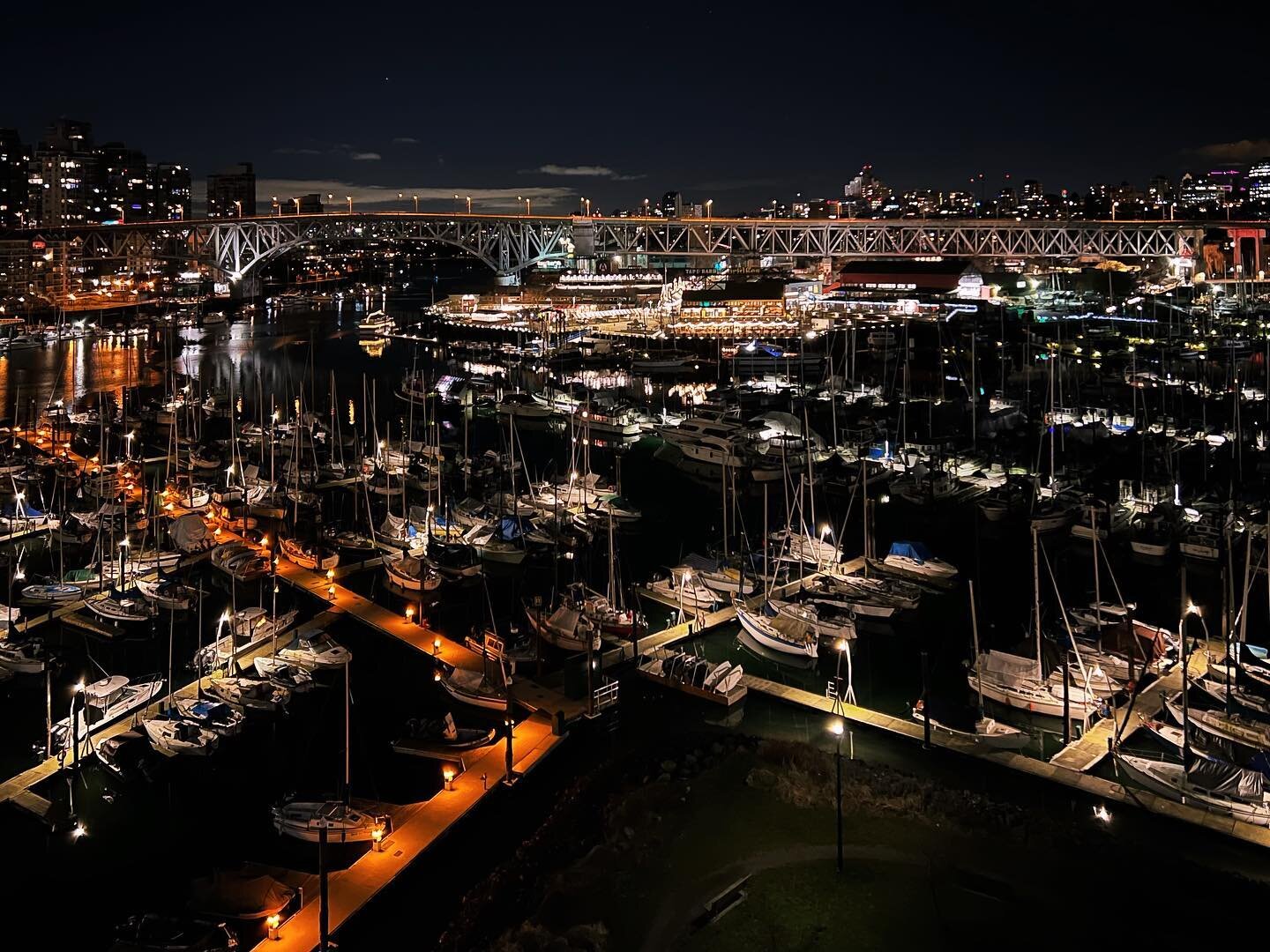 🌙 Shhh&hellip; the boats are sleeping&hellip;

#postcardfrom #vancouver #marina #boats #lights #travel