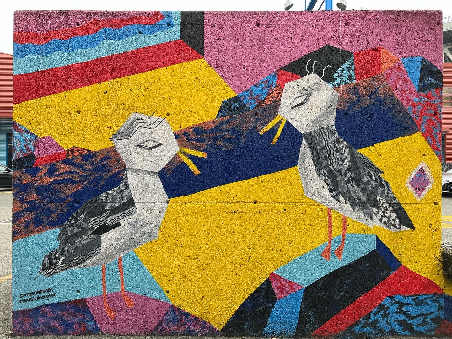 💛 Love birds 

#postcardfrom #vancouver #granvilleisland #streetart #mural