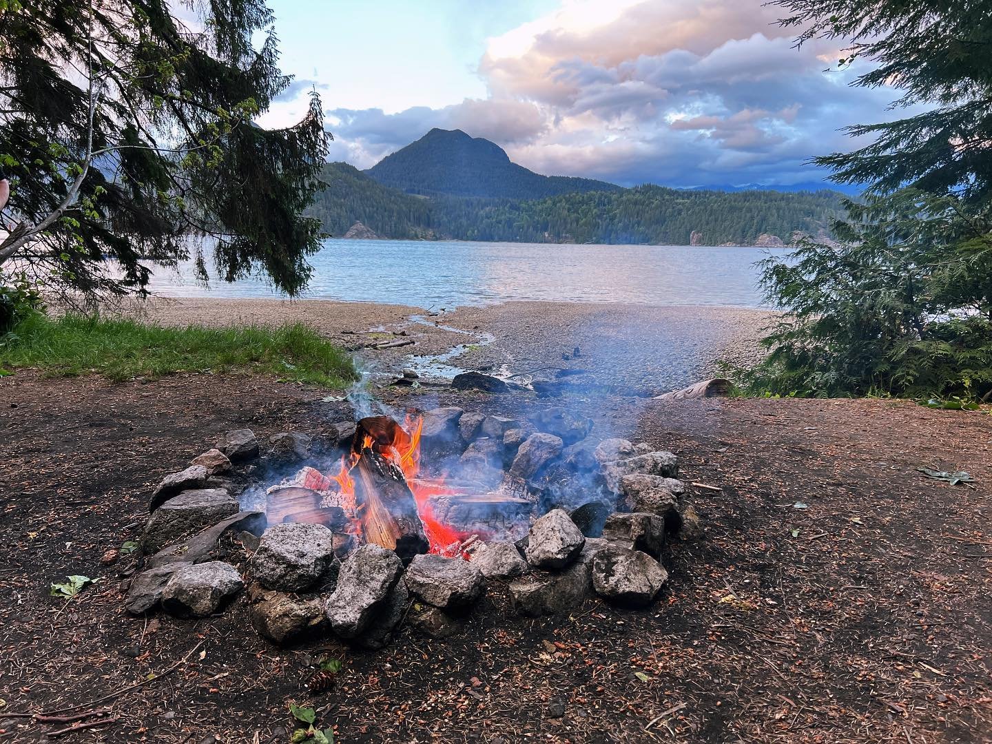🔥 I think campfires are my happy place 

#postcardfrom #sunshinecoast #explorebc #camp #travel
