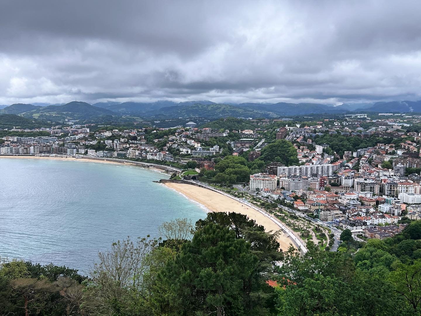 The Canucks are out 😭 so I&rsquo;ll just enjoy the greens and blues of the northern coast of Spain instead 💚💙

#postcardfrom #sansebastian #spain #beach #cityscape