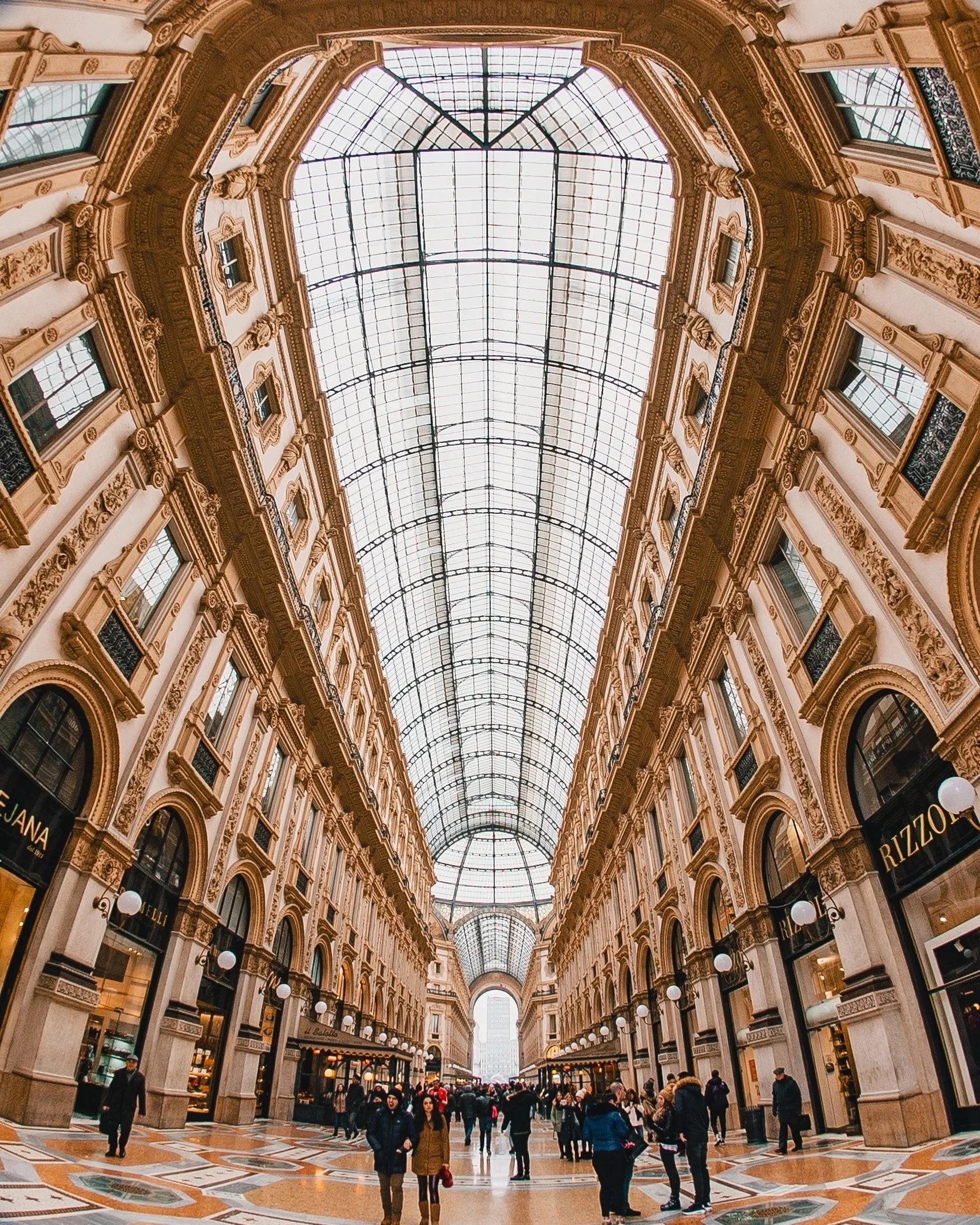 Shopping and Bargaining in Italian: Essential Phrases and Vocabulary