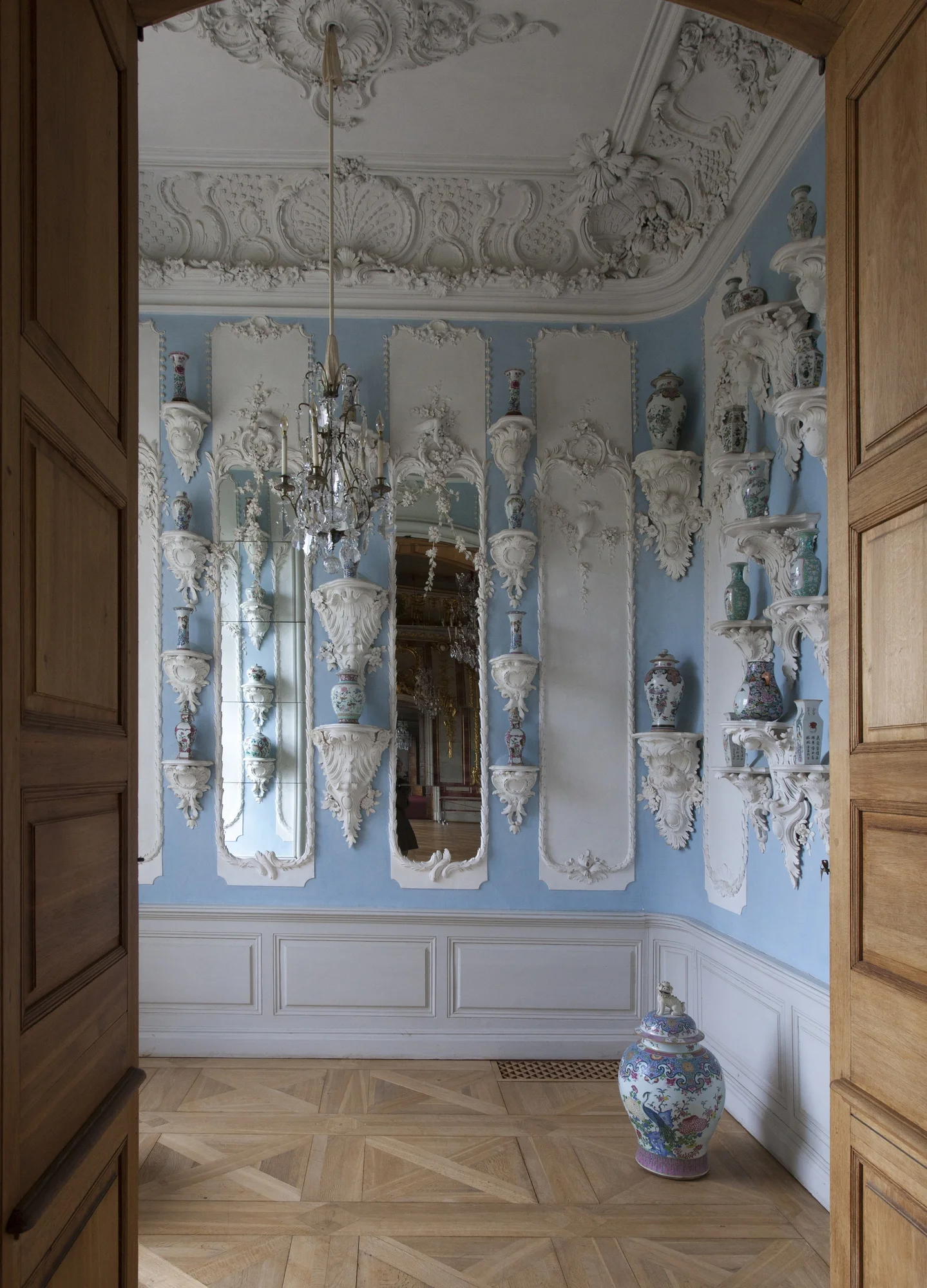 The Porcelain Cabinet is designed as a contrast to the splendour of the Gold Hall. The room displays Oriental porcelain vases placed on thirty-four decorative consoles.