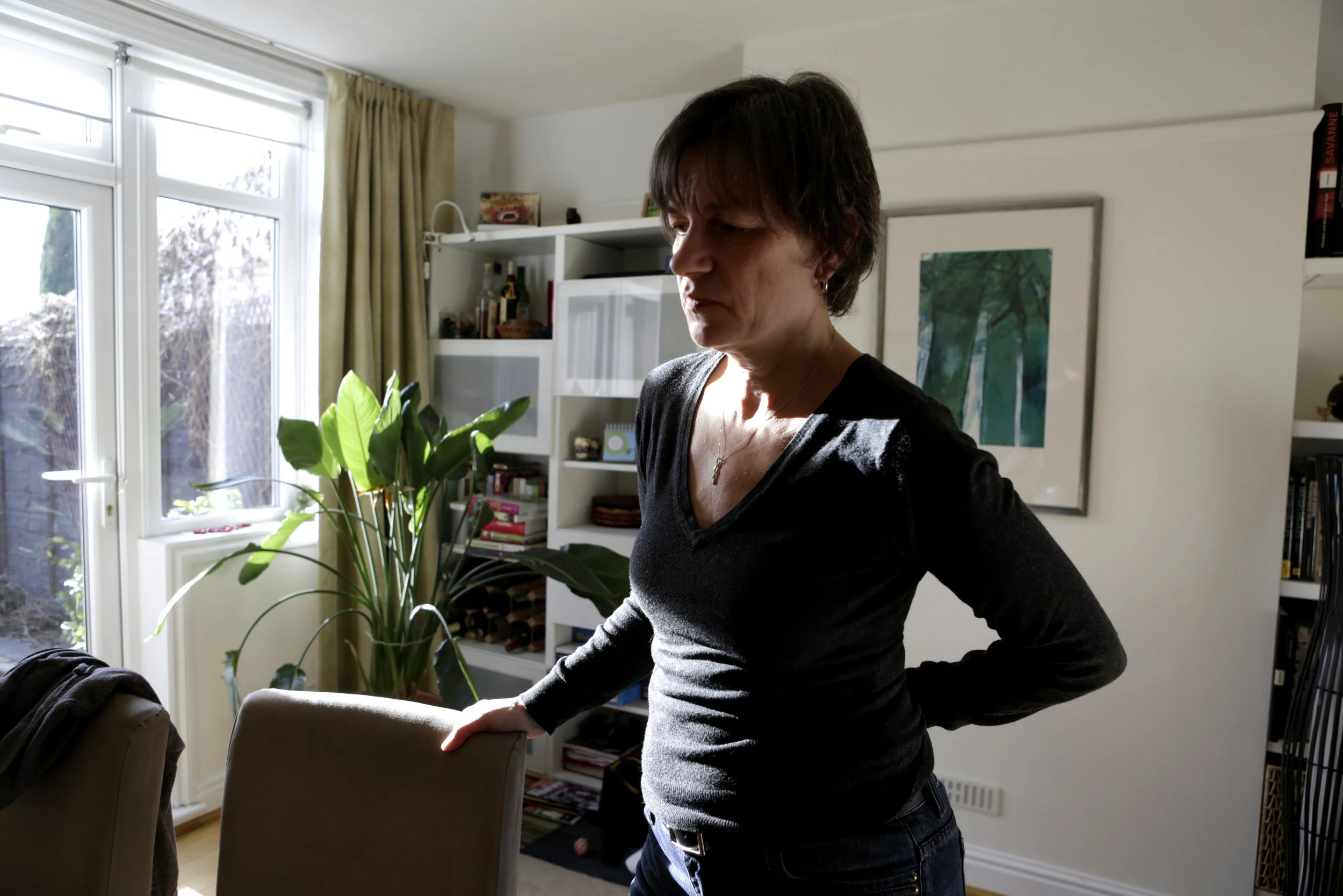 Anette, a freelance journalist from Germany, in her living room. Newark, 2017.