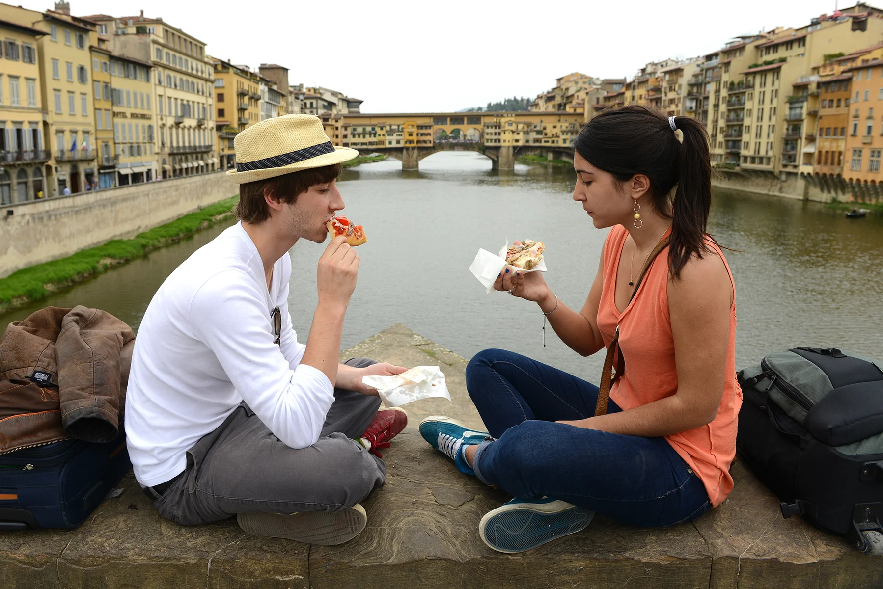 Italia, Firenze, Toscana, Arno-joki, jokimaisema, piknik, pizza, eväät, ruokamatka, kaupunkiloma