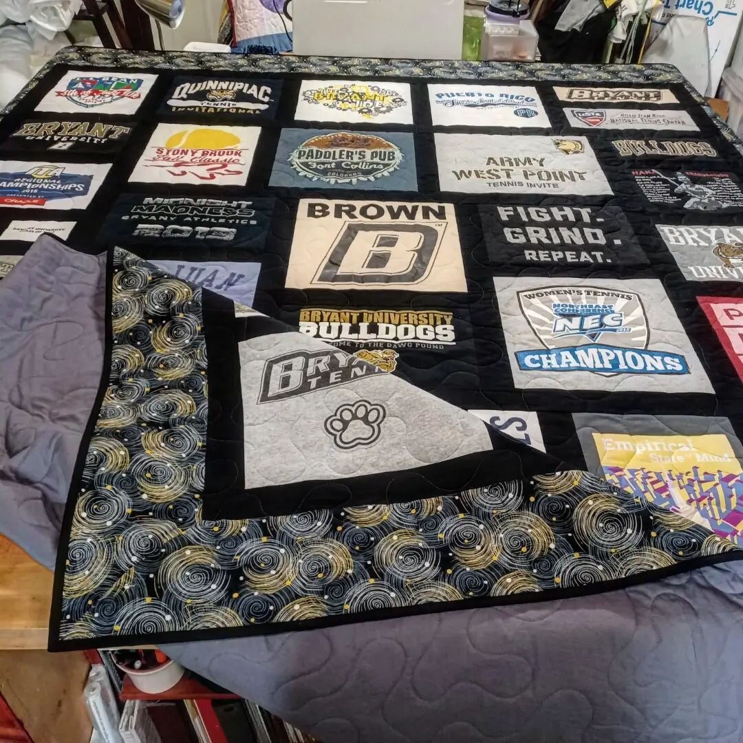 A better view of the border on yesterday's  post.  I love this swirl fabric, the gray back, and the black binding. The quilt has a fun vibe with a truly classic look.
#finishedfibers #makingquiltedmemories #inmystudio #classicquilts #customquilts #t