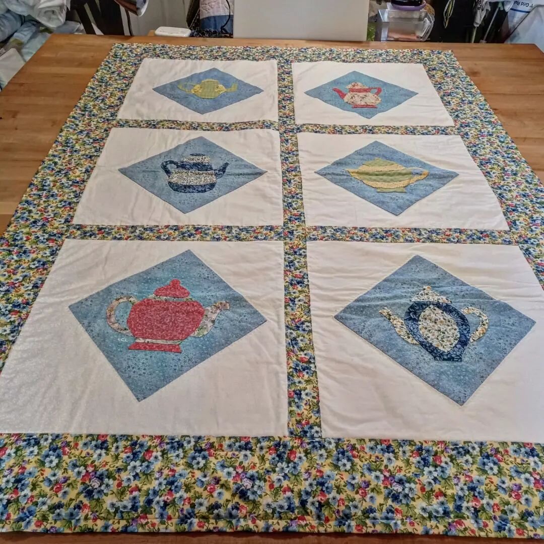 For the same customer as the leaves, I was asked to sew down and quilt the sashing and quilt the borders of this lovely teapot quilt. I used ribbon figure 8's for the sashing and teacups for the borders. Remember my teacup doodles?
#finishedfibers #