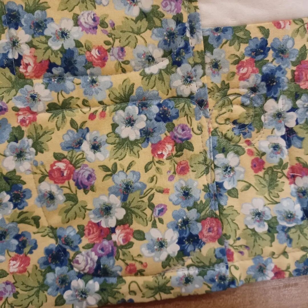 Whew! Is it hard to see the quilting in these pictures! The last slide is of some teacup doodles, so maybe you can see those in the outer border.  I used infinity ribbons on the sashing.  The full quilt is in my last post!
#finishedfibers #makingqui