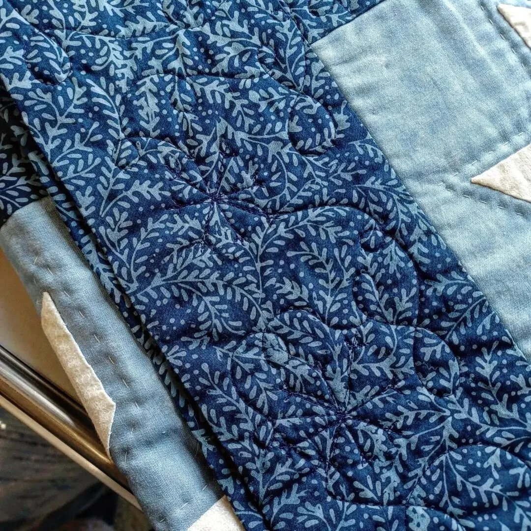 Quilting is so beautiful in person, but sometimes it is very hard to photograph! Can you see those snow flakes in the border.  The swirls show up in the sashing!
#finishedfibers #makingquiltedmemories #customquilting #texture #apqs #apqslenni #toget