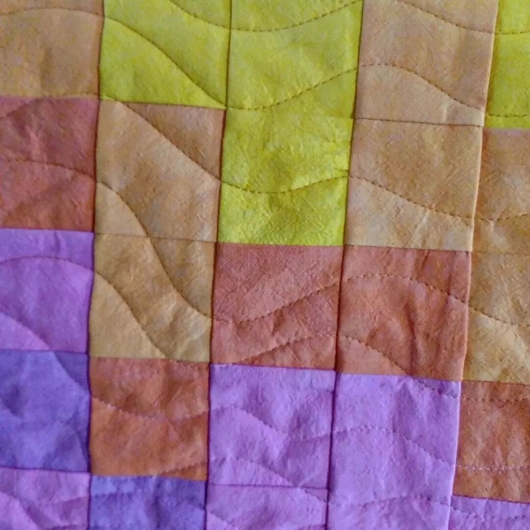 I finished the pixellation quilt; I'll share it soon, but here is a sample of its texture.
#finishedfibers #makingquiltedmemories #customquilts #texture #togetherwesew #apqslenni #apqs #inmystudio