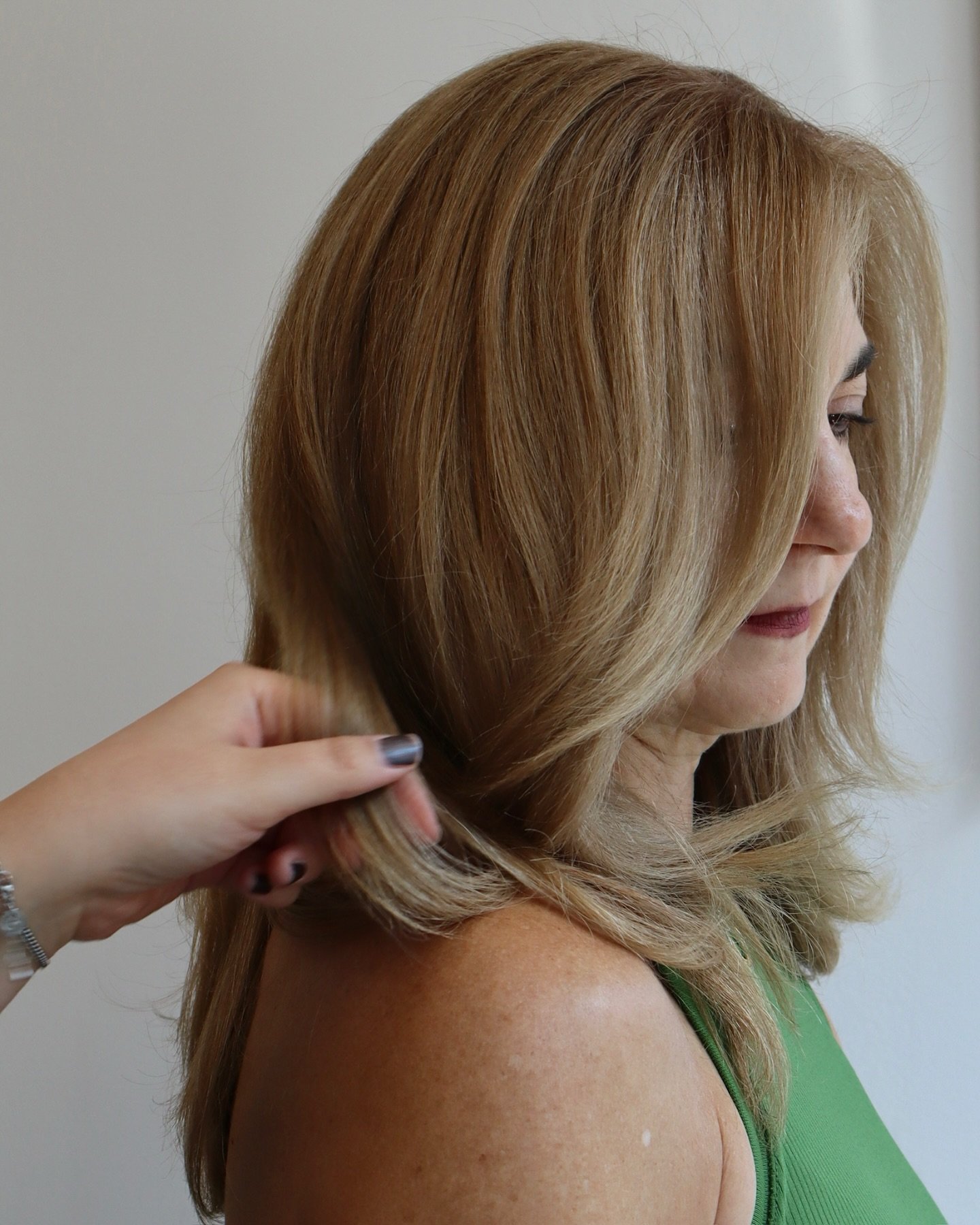 Fresh, flawless & full of bounce ✨
This gorgeous golden tone got a color touch-up + signature blowout by Eva! Volume, seamless shine, and the perfect refresh for summer.
📍Book your next appointment at Salon Eva Michelle with the talented @evamu