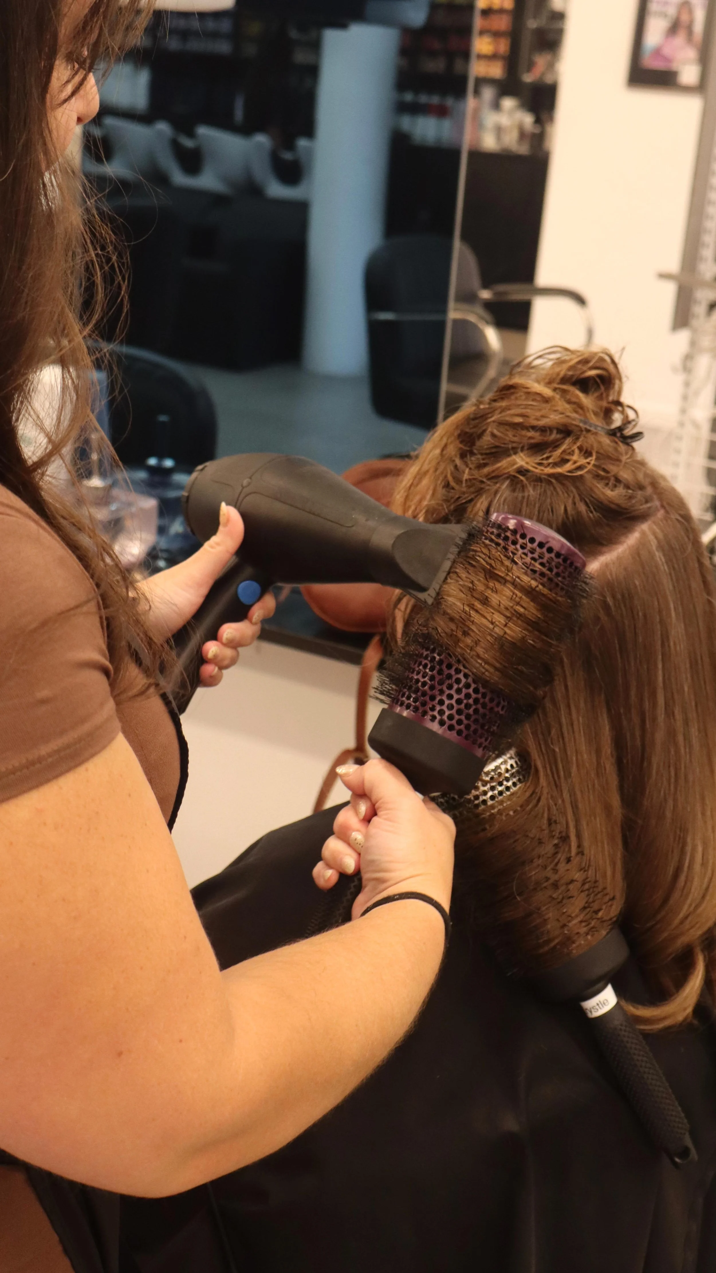 From curly โ controlled โจ
Watch Krystle work her magic with this flawless ginger blowout; sleek, smooth, and full of shine. ๐‍โ๏ธ๐ฅ
Ready for your own hair transformation? Book your appointment today at Salon Eva Michelle in Boston.
#SalonEvaMi