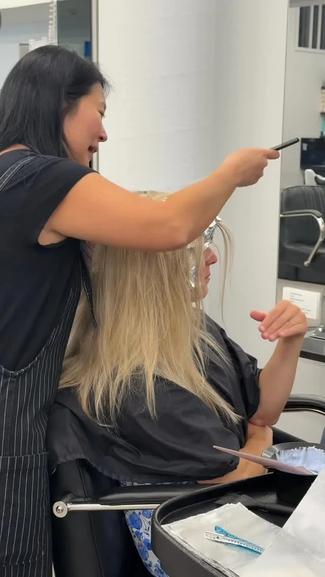Look at those results 🤩 A beautiful, blonde refresh is gonna hit every time. @michellelee.styles did a flawless job brining this blonde back to life!
#blonde #blondebombshell #highlights #hairtransformation #bostonhairsalon #bestofboston #bostonsbe