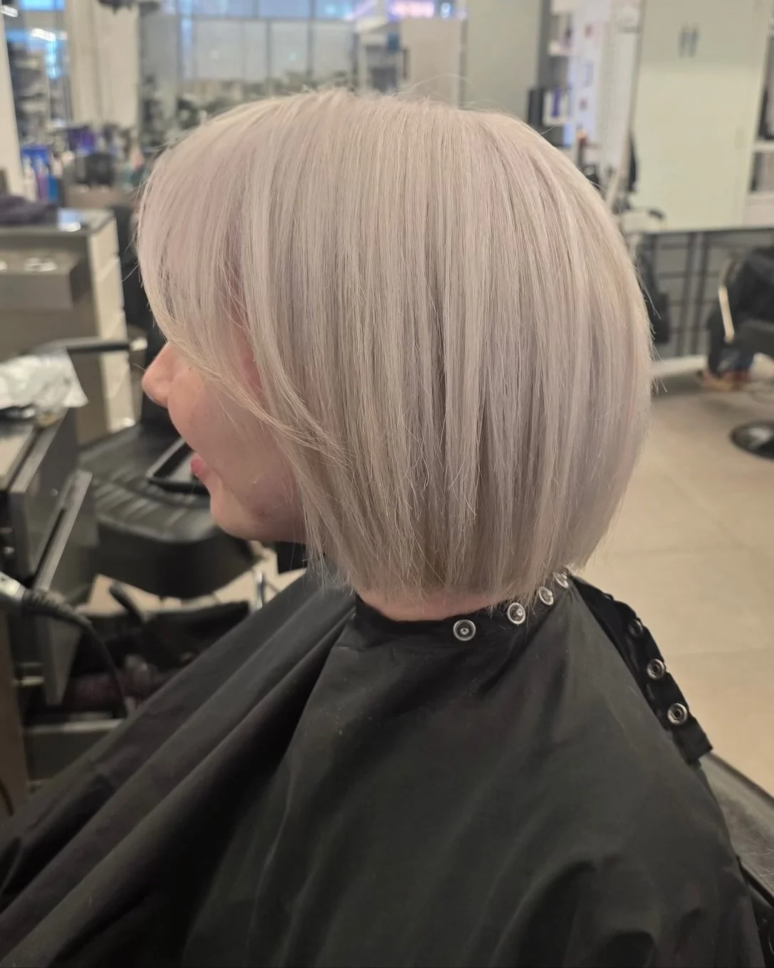 Talk about a transformation!
Swipe to see the before of Gareth’s client. He took her from a warmer, longer dirty blonde, to a short, sassy icy bob! The perfect move for the change in seasons 🍂
Ready to transform your own look? Book with Garet
