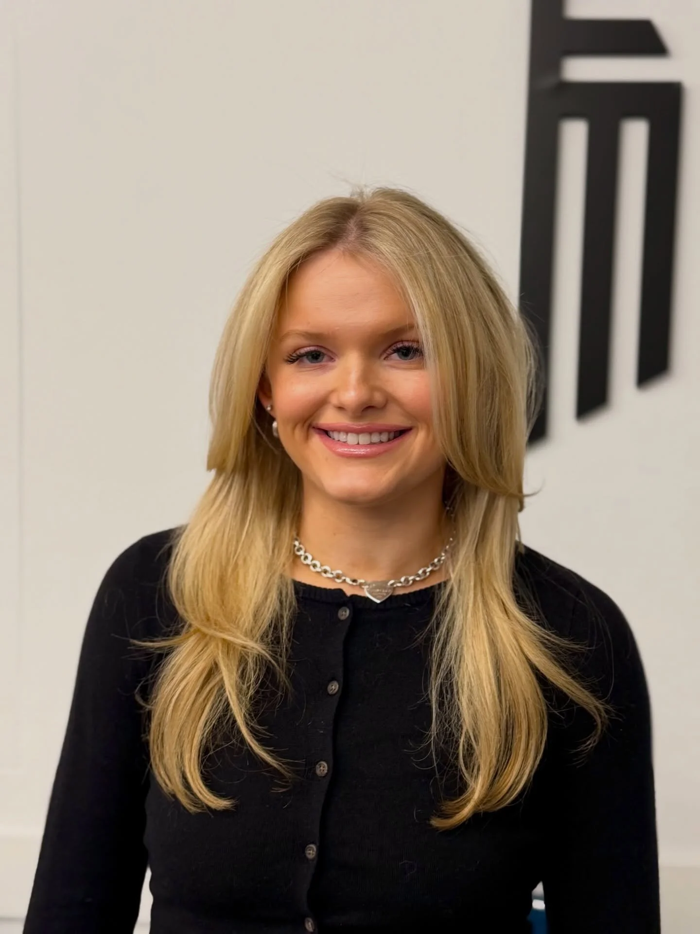 It&rsquo;s a gold rush ✨

Full head of baby lights and soft layers from Advanced Designer @joeyvhair. Book your appointment with Joey through the link in our bio or by call/text 617.262.8118

#salonevamichelle #bestofboston #bostonhair #newburysalon 