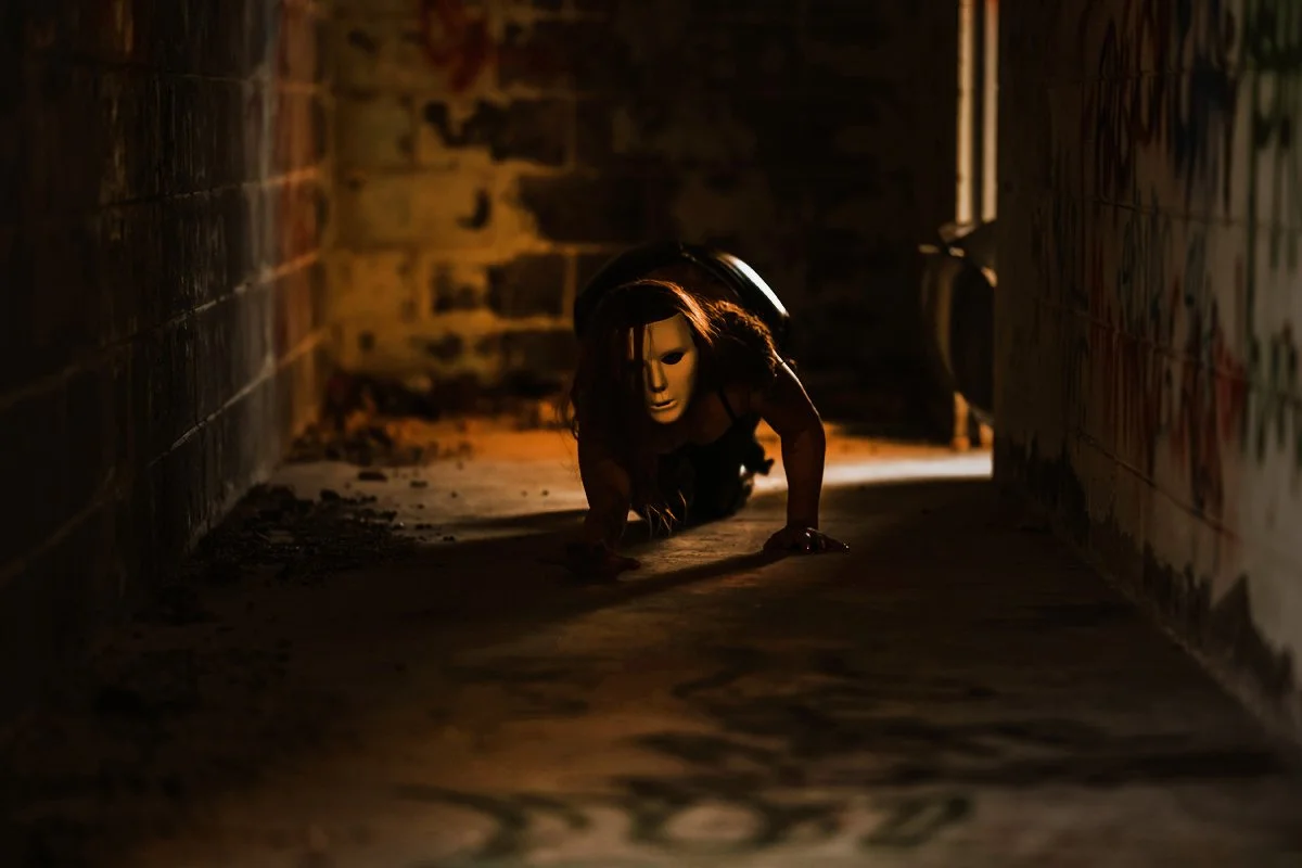 dramantic lighting photography, modern portrait photographer, moody photography, unique portrait photographer.jpg