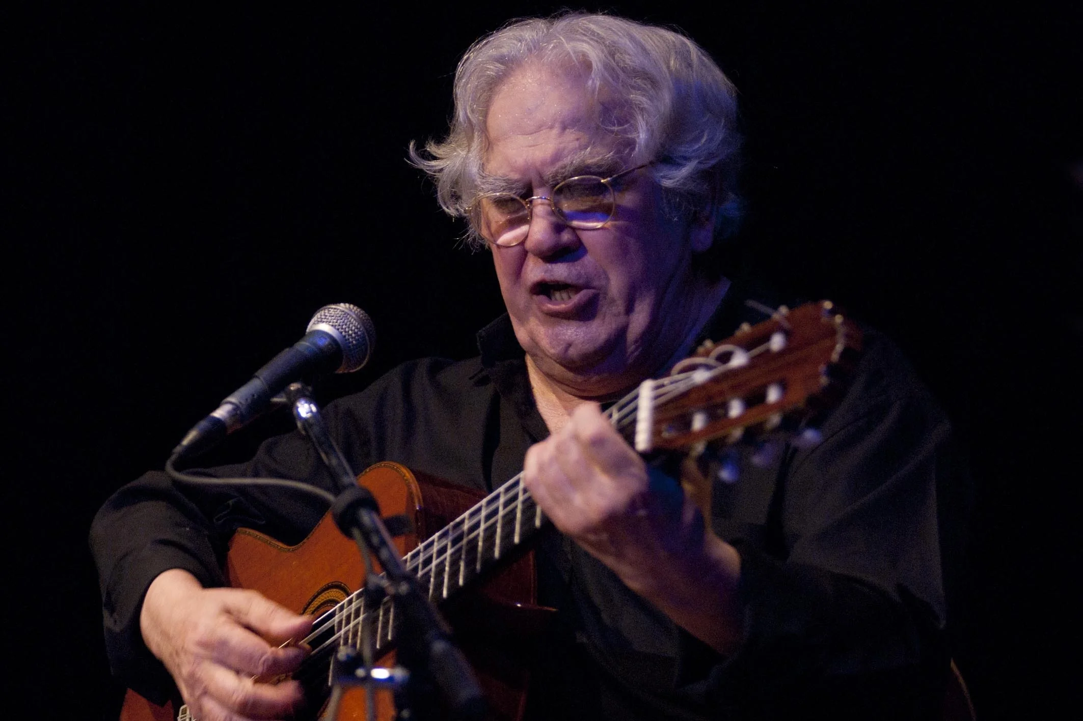 TATA-CEDRÓN-cantando.jpg