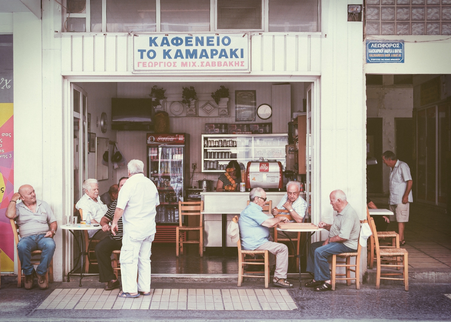 Μετά από δεκαετίες οι πελάτες παραγγέλνουν ξανά αναψυκτικά «στα δύο», στο Καμαράκι.
