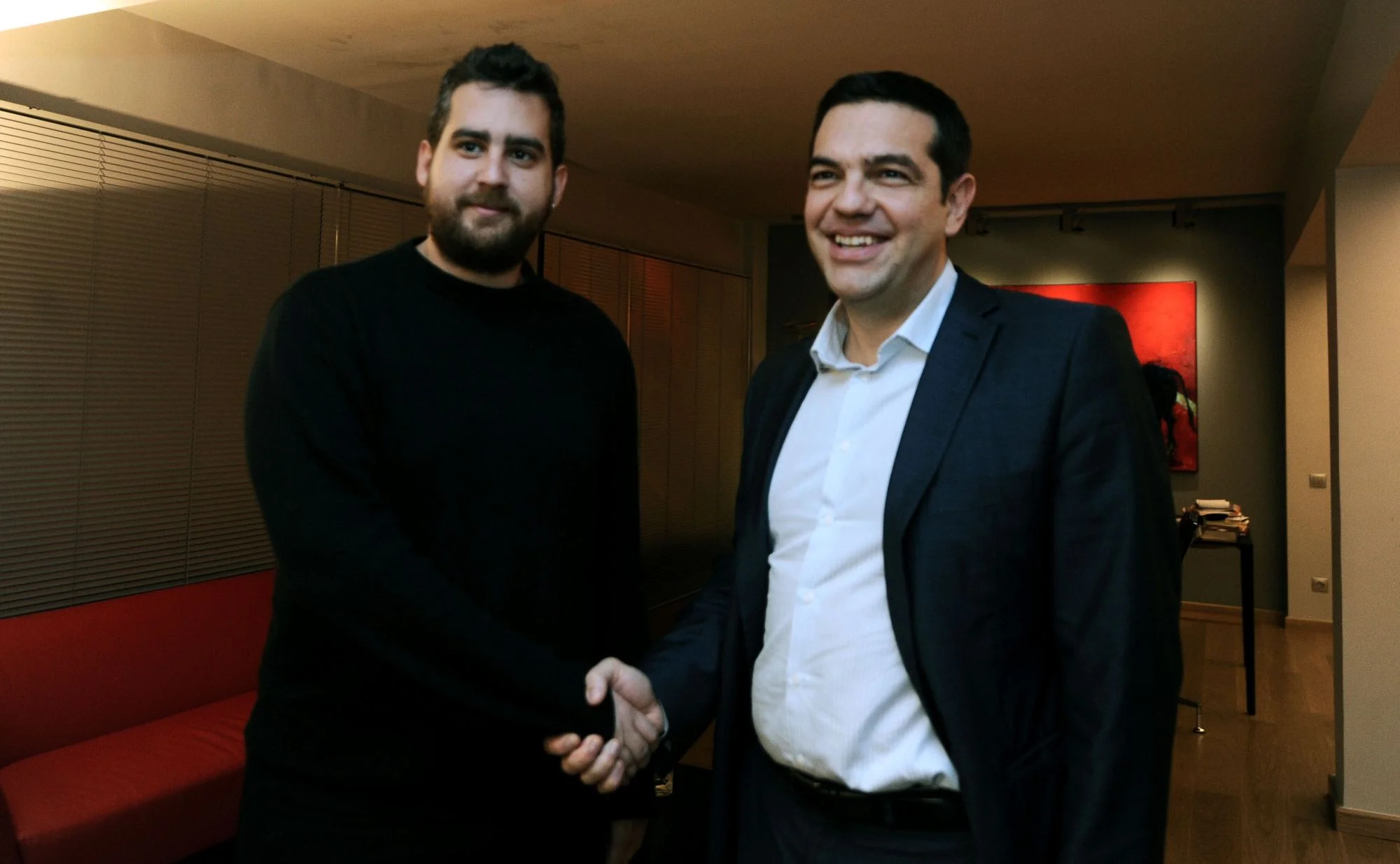 1 φωτογραφια, 2 άνθρωποι, 6 διορισμένοι συγγενεις.